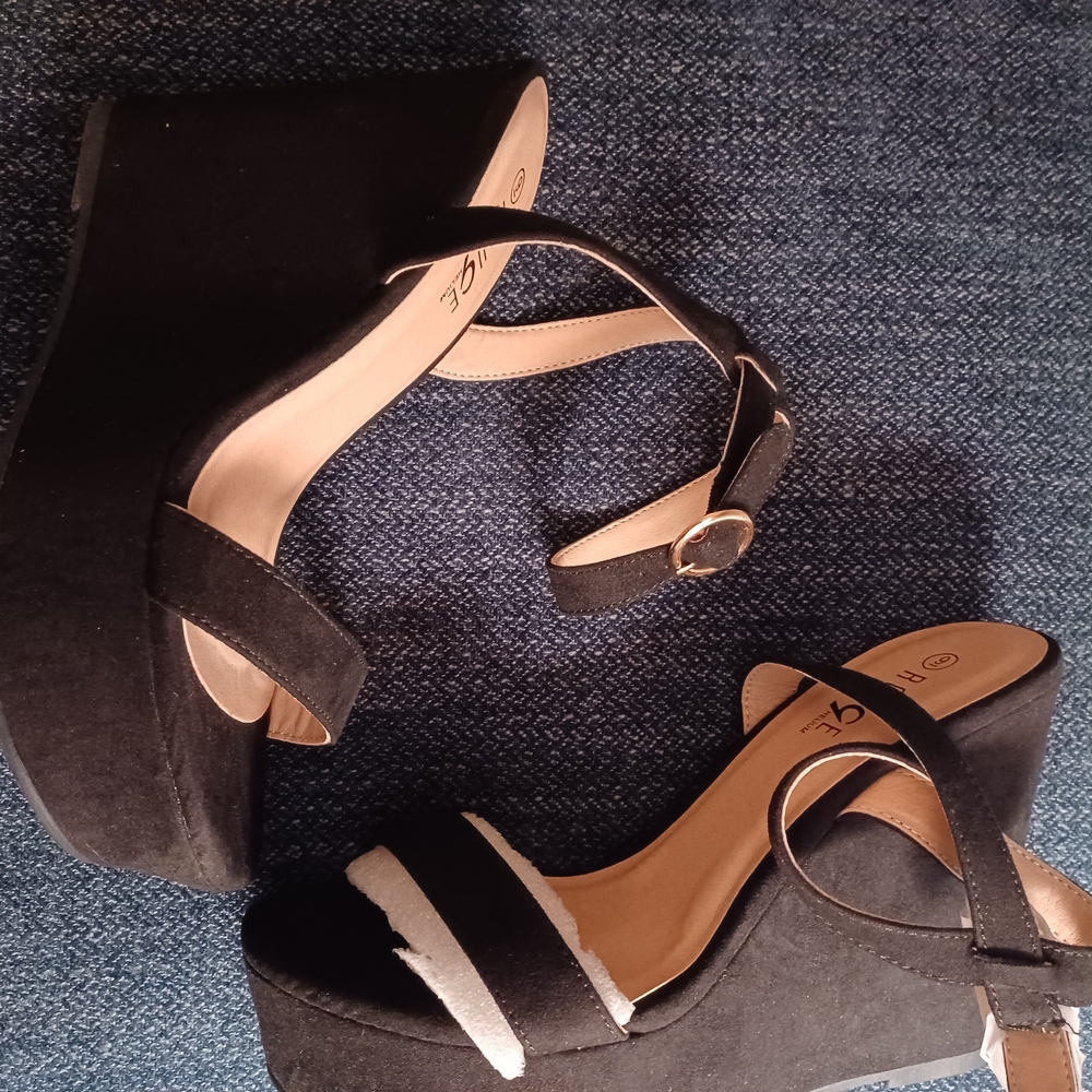 Rouge! Elegant Black Microsuede Wedges